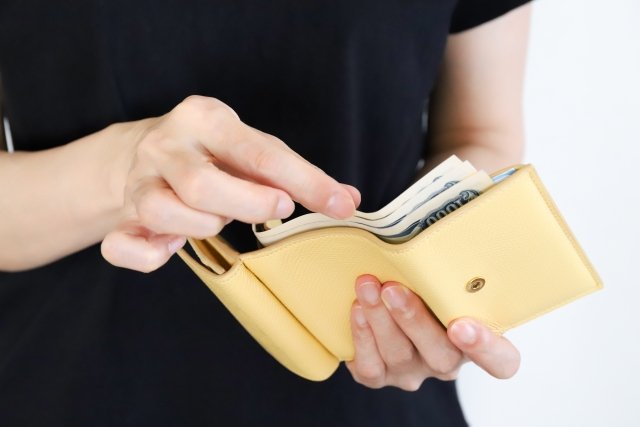 お財布からお金を出す
