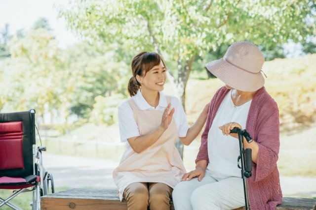 介護士と高齢者