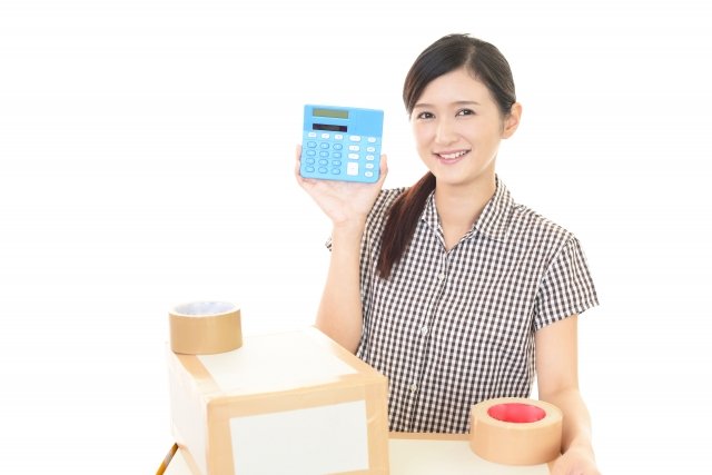 引っ越し女性＿電卓